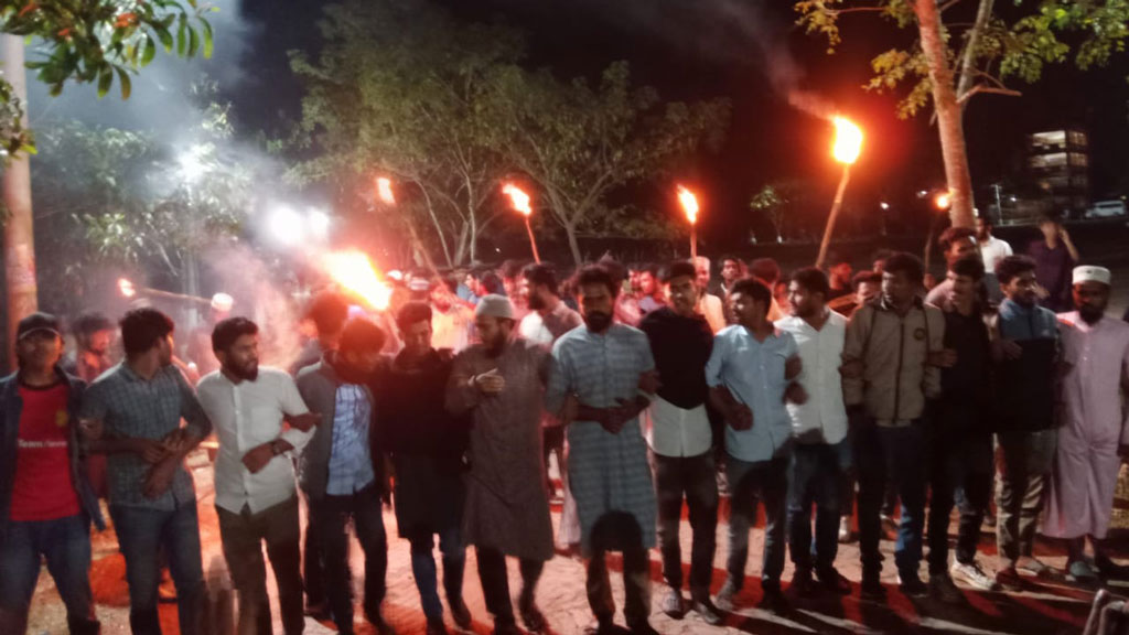 বরিশাল বিশ্ববিদ্যালয়ে ভাঙচুর: ৩২ শিক্ষার্থীর বিরুদ্ধে মামলা